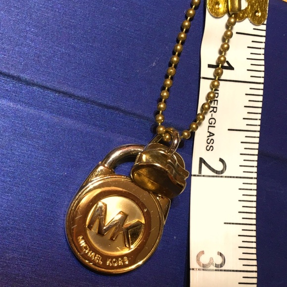 MICHAEL KORS GOLD TONE EMBOSSED LOCK CHARM BALLCHAIN KEY FOB KEYCHAIN HANGTAG - Picture 2 of 6